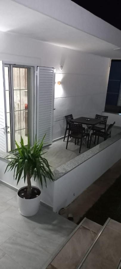 Arjan Dyli Guesthouse Εξαμίλιο Εξωτερικό φωτογραφία