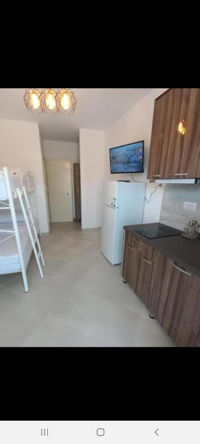 Arjan Dyli Guesthouse Εξαμίλιο Εξωτερικό φωτογραφία